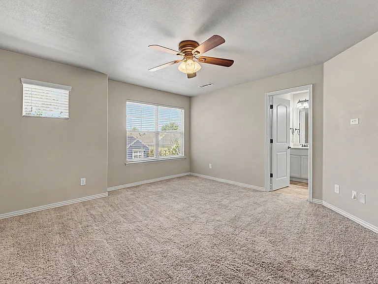 592 N Longfellow Ln — Photo 18