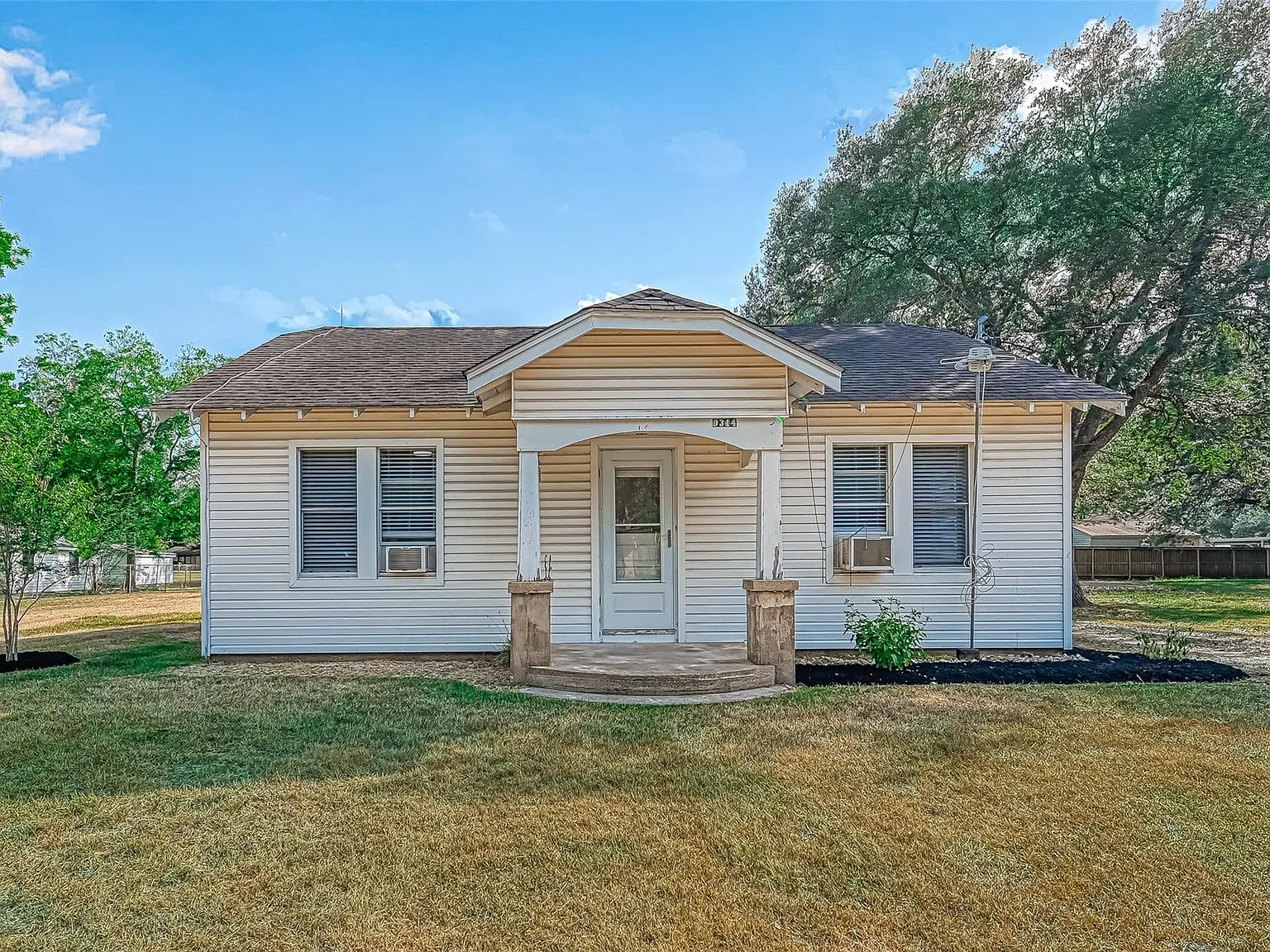 2 bed, 1.0 bath, 974 sqft, $1,500 — Photo 1