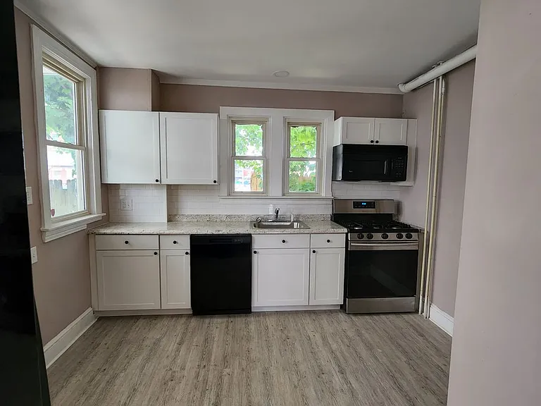 46 S Pine St — Photo 4