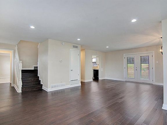 3rd image of 2968 Golfing Green Dr
