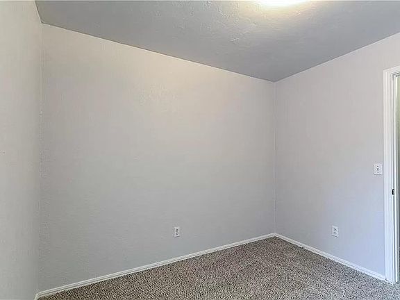 3rd image of 1813 Southcrest Dr
