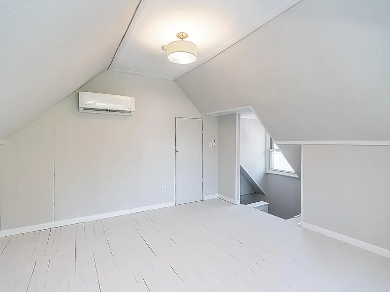 2435 Summit St — Photo 40