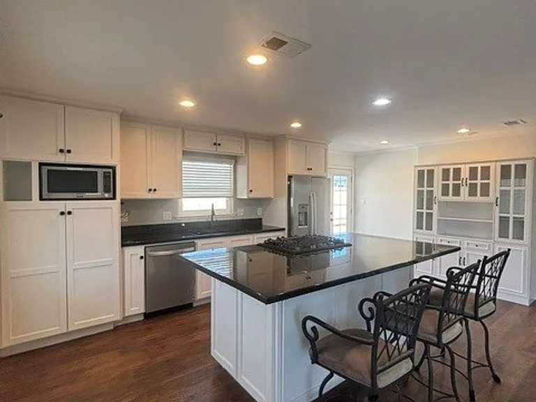 1201 Russ Ct — Photo 2