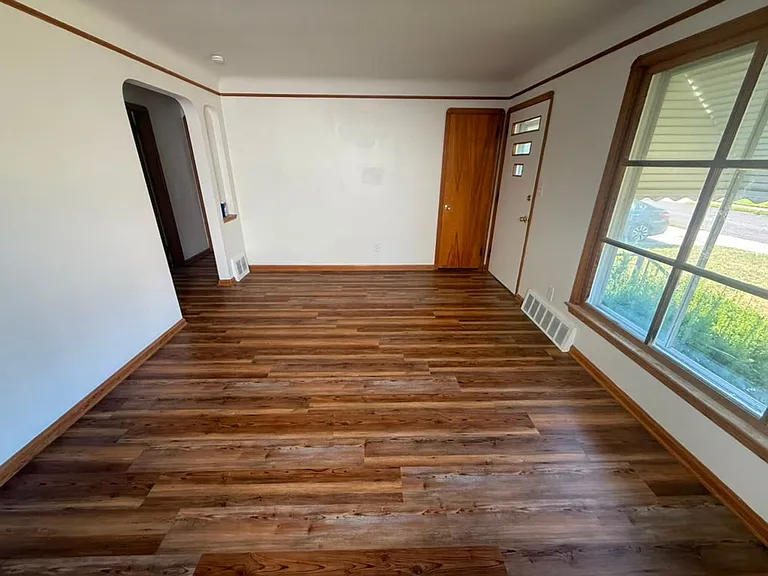 16011 Maplewood Ave — Photo 2