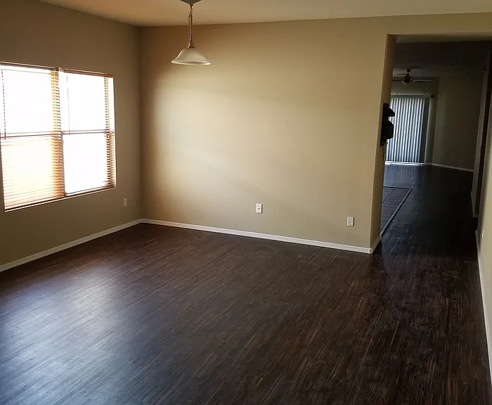 2415 W Mobile Ln — Photo 2