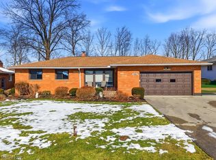 8280 Royal Ridge Dr, Parma, OH 44129