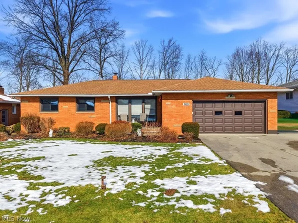 8280 Royal Ridge Dr, Parma, OH 44129