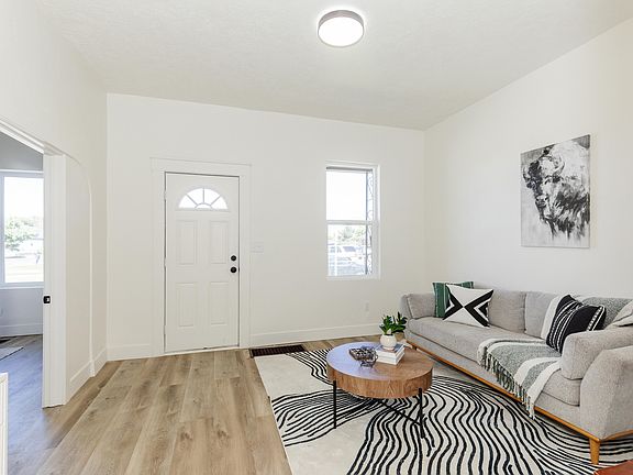 3rd image of 207 33rd St