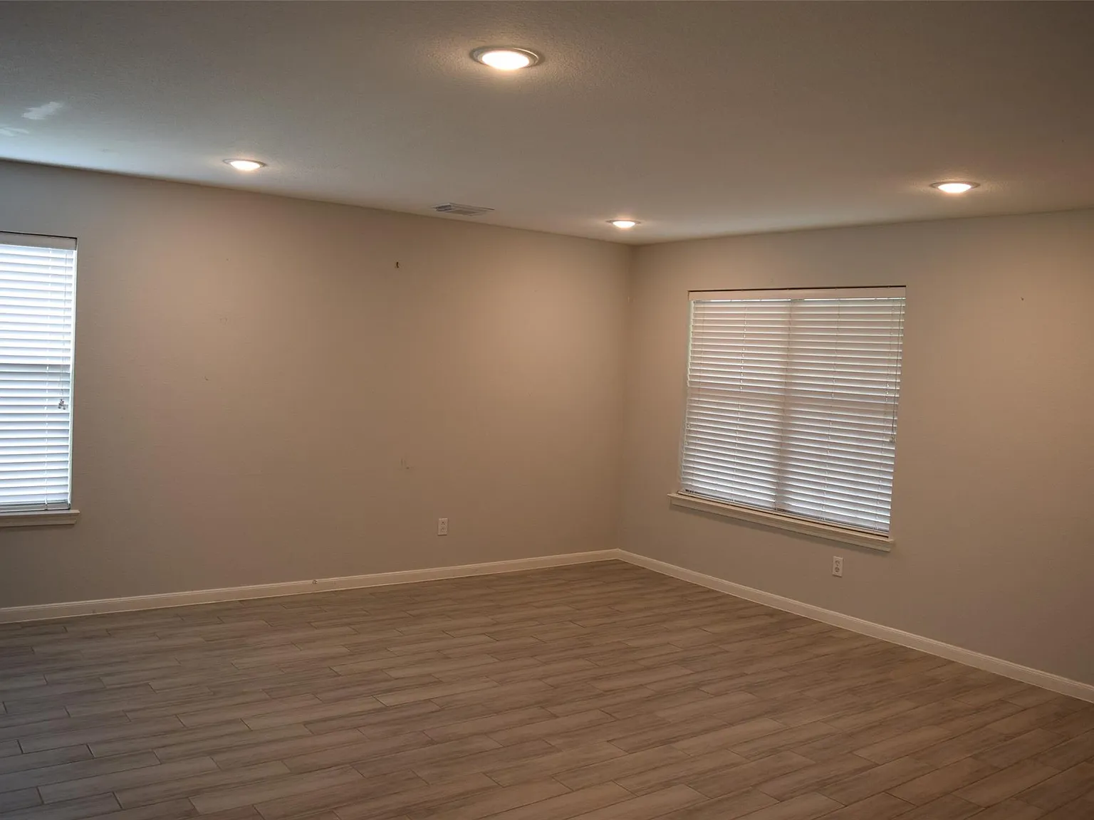 4 bed, 2.5 bath, 2976 sqft, $2,350 — Photo 4