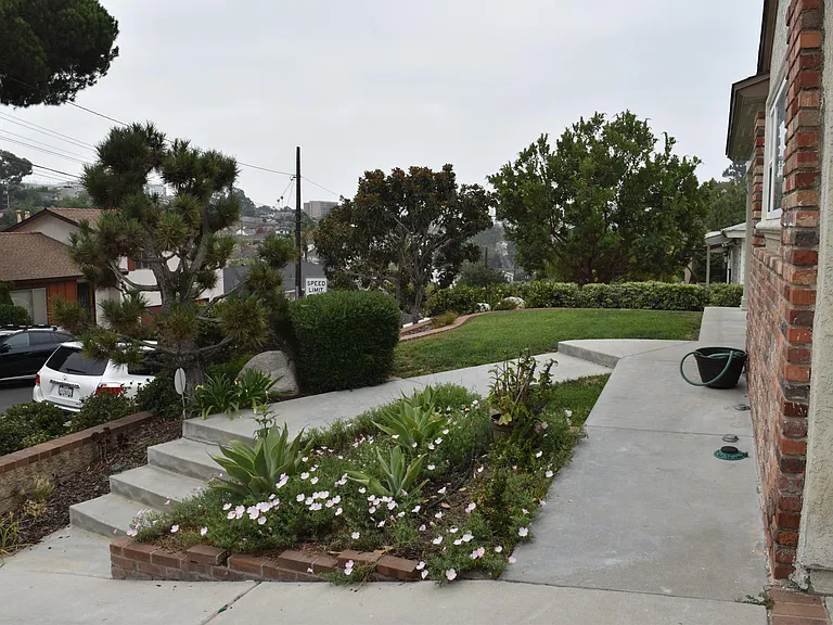 Front yard/Entry way