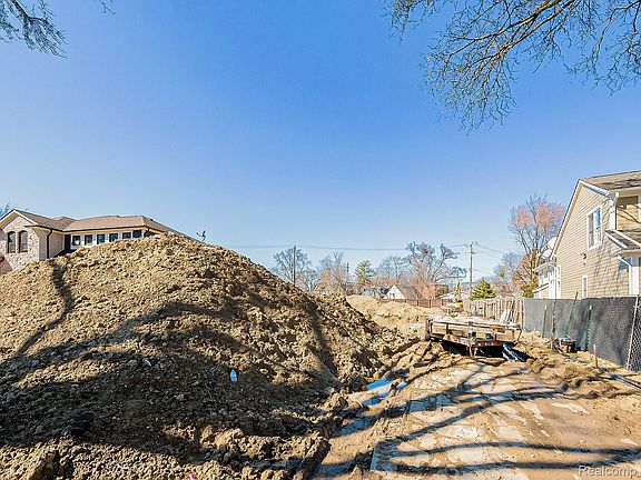 4th image of 1397 Hazel St