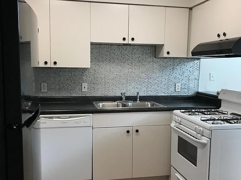8426 Laurelhurst Dr — Photo 5