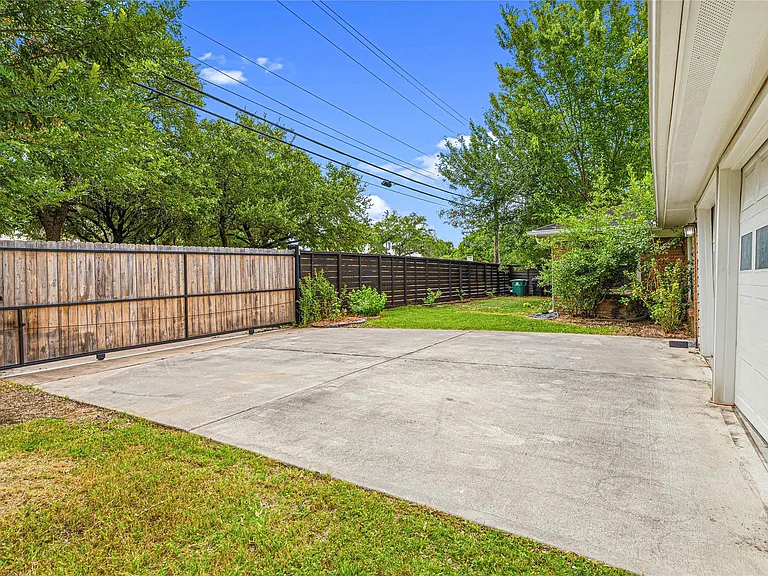 4002 Merrick St — Photo 20