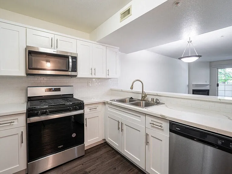 Park Regency Apartments — Photo 11