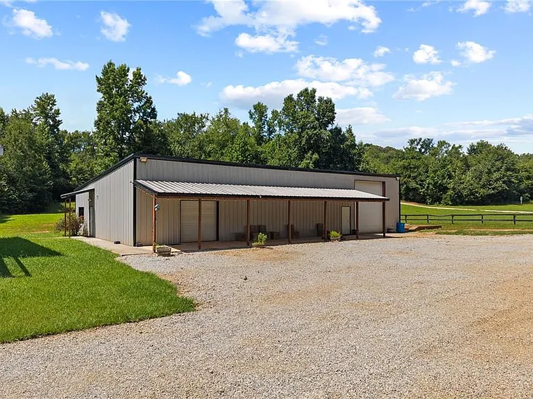 221 Columbus Dr — Photo 47