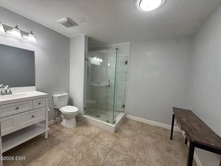 228 E Holly Dr — Photo 4