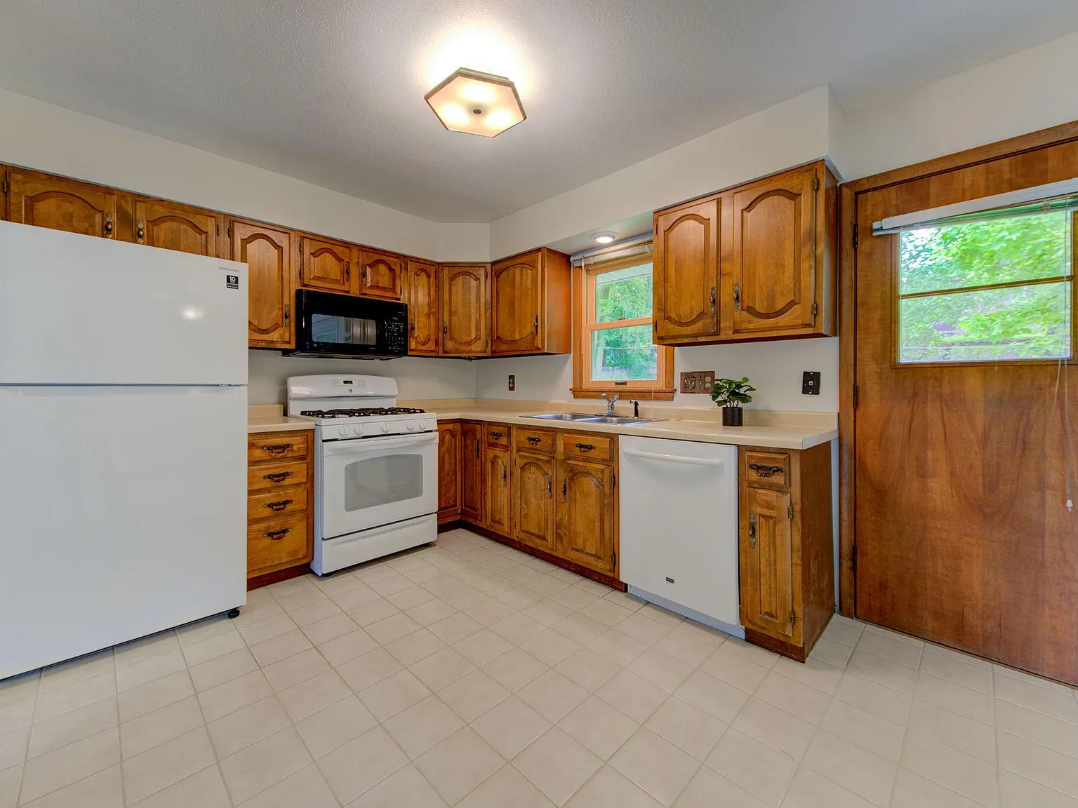 4 bed, 1694 sqft, $2,850 — Photo 3