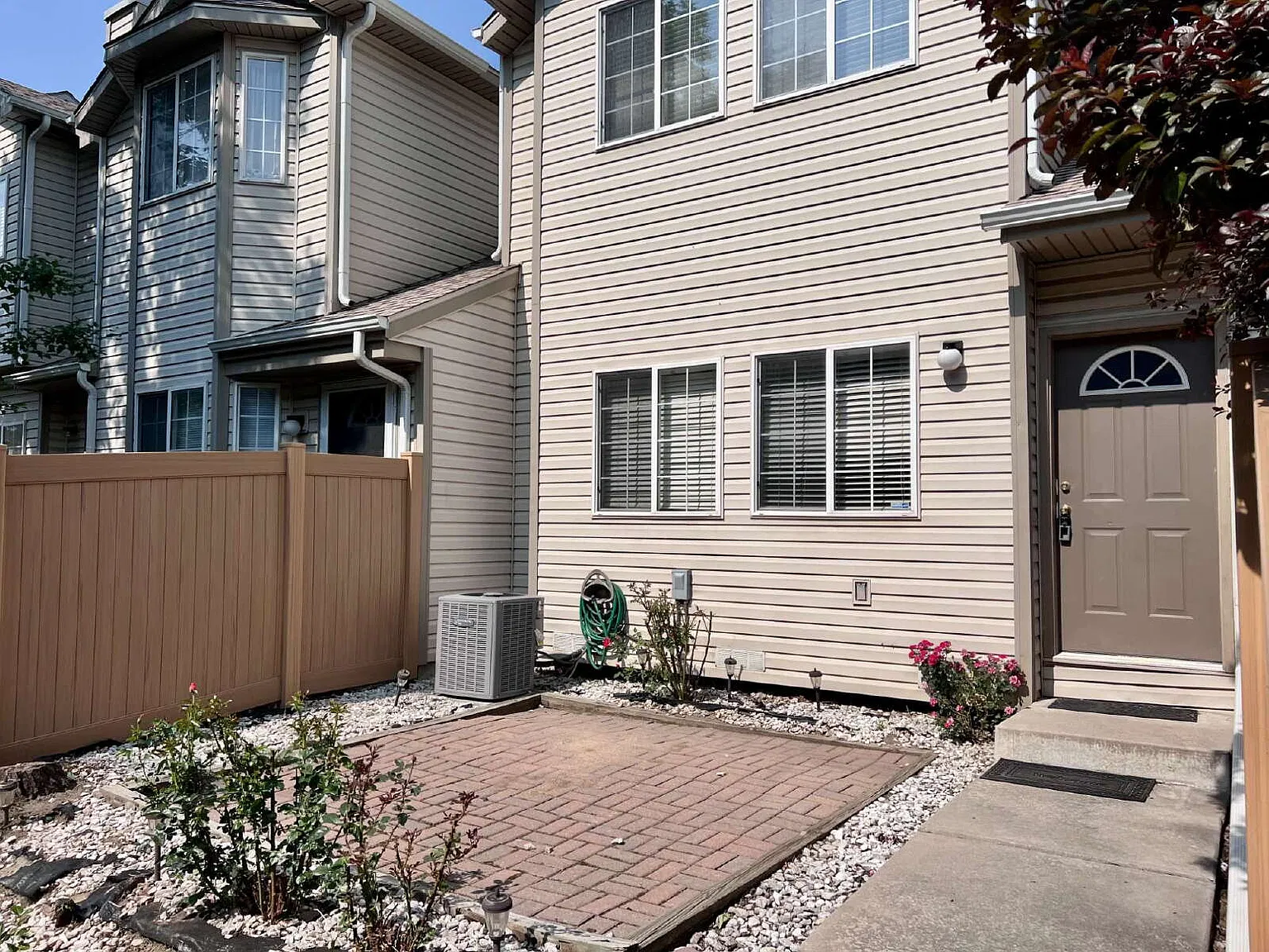 3 bed, 2.5 bath, 1424 sqft, $2,350 — Photo 3