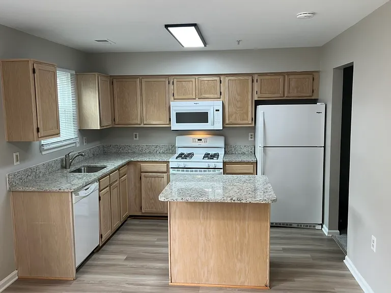 1031 Murdoch Ct #1 — Photo 4