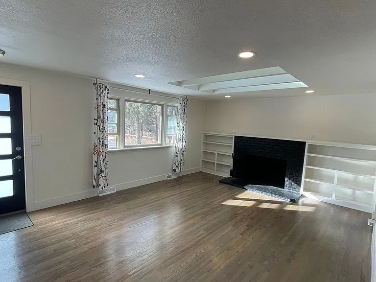 2740 W Elizabeth St — Photo 2