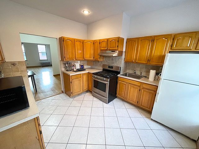 1st image of 560 Graham Ave #3