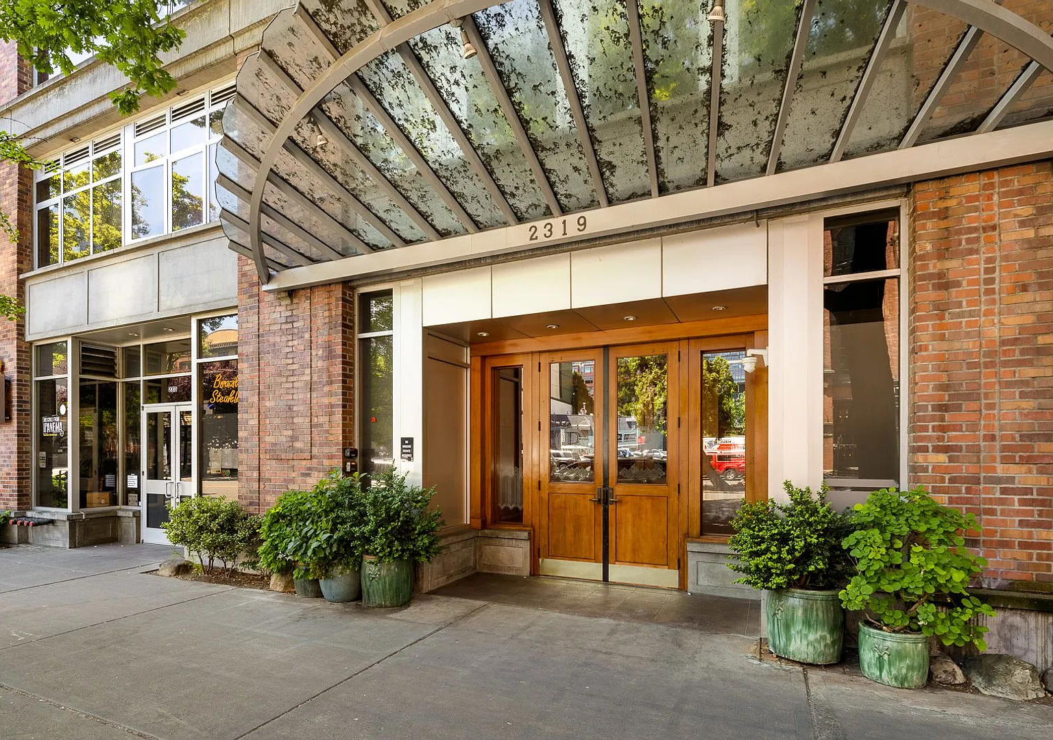 Very Large 1 Bedroom with Den in Belltown - Parking and Water/Sewer/Trash Included — Photo 2