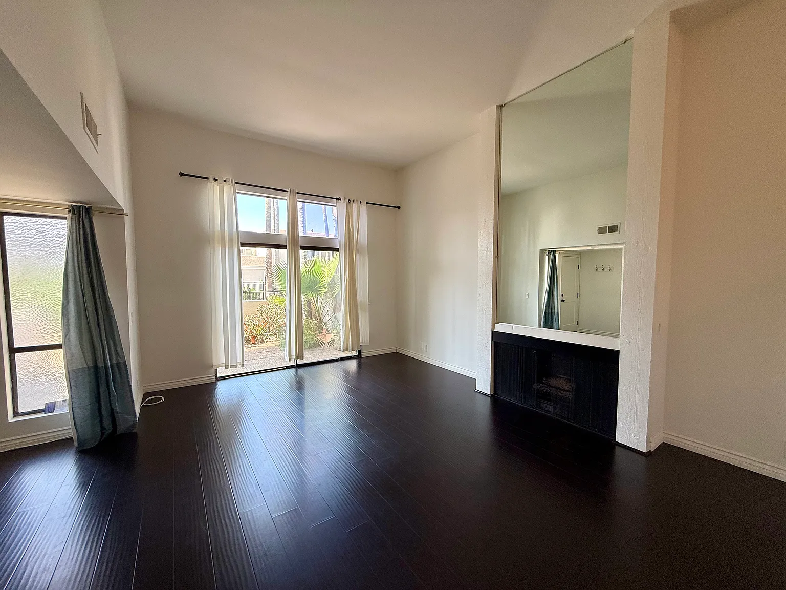 3 bed, 2.5 bath, 1652 sqft, $4,200 — Photo 1