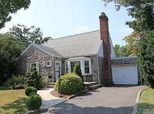 11 Birch Ln, New Hyde Park, NY 11040