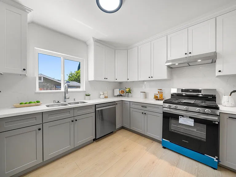 2035 Las Colinas Ave — Photo 23