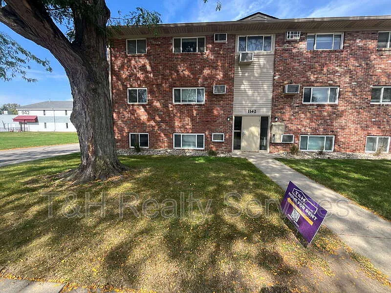 2 bed, 1.0 bath, 775 sqft, $1,050 — Photo 1