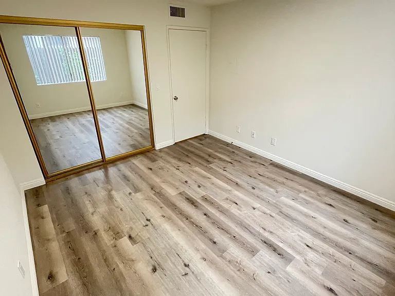 1049 Winchester Ave — Photo 10