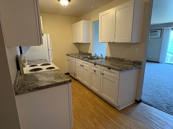 2nd image of 2035 Greenway Cros #8