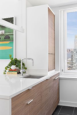 5th image of 555 38th St APT 2817