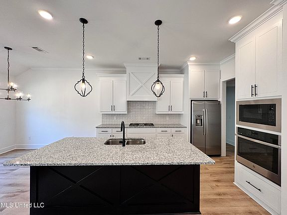 4th image of 176 El Pine Dr