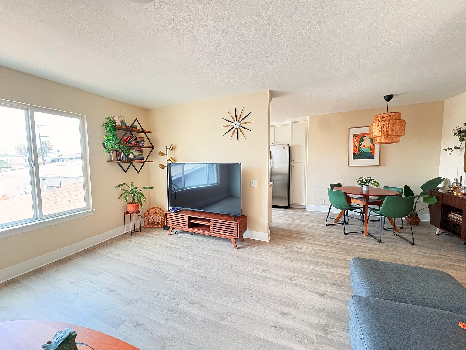 2 bed, 830 sqft, $2,700 — Photo 3