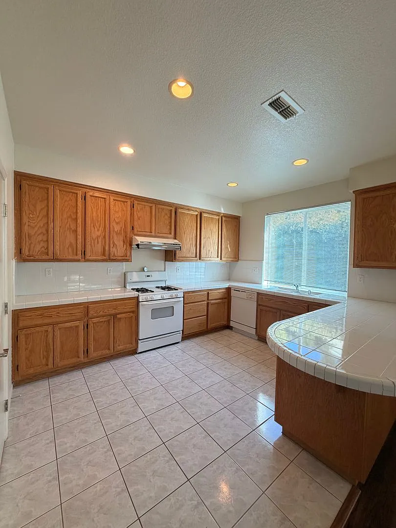 4 Bedroom 2.5 Bathroom Home in Folsom's Natoma Station — Photo 3