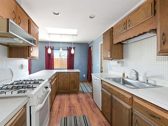 3rd image of 595 Douglas St