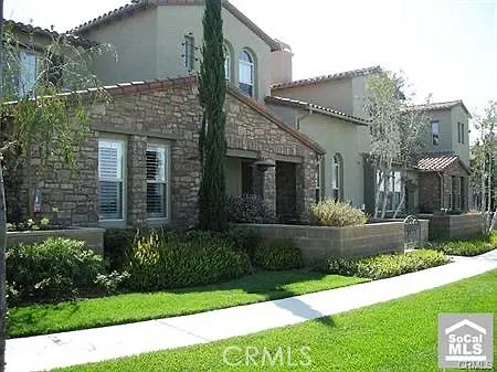 3 bed, 3.5 bath, 2305 sqft, $8,300 — Photo 2
