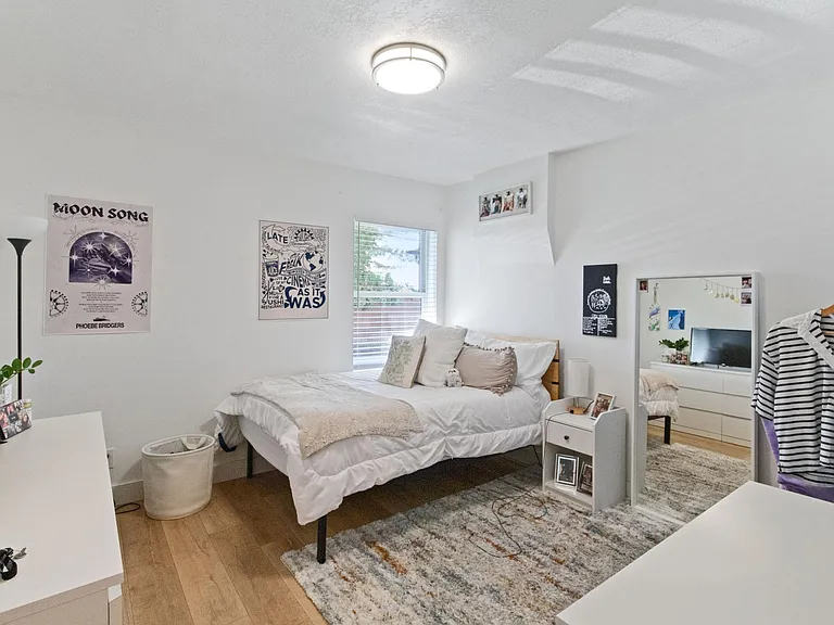 366 E Logan Ave — Photo 10