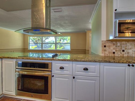 4th image of 2152 Oak Grove Dr