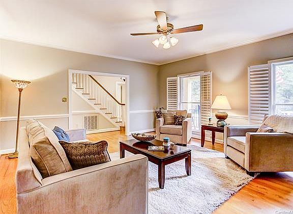 4th image of 16119 Henry Ln