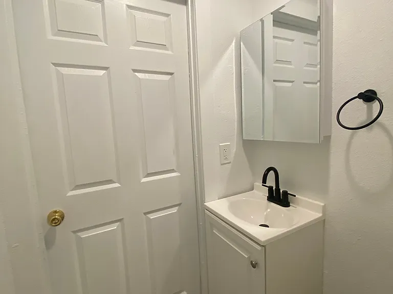 27th Street Studios and One Bedrooms — Photo 20