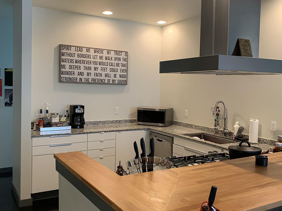 Huge kitchen, granite counters, gas stove.