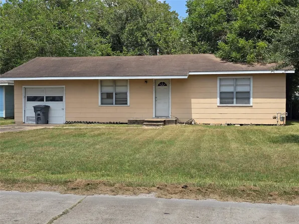 2611 1st St, Bay City, TX 77414