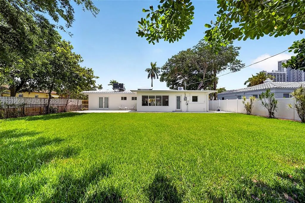 3 bed, 2.0 bath, $4,600 — Photo 2