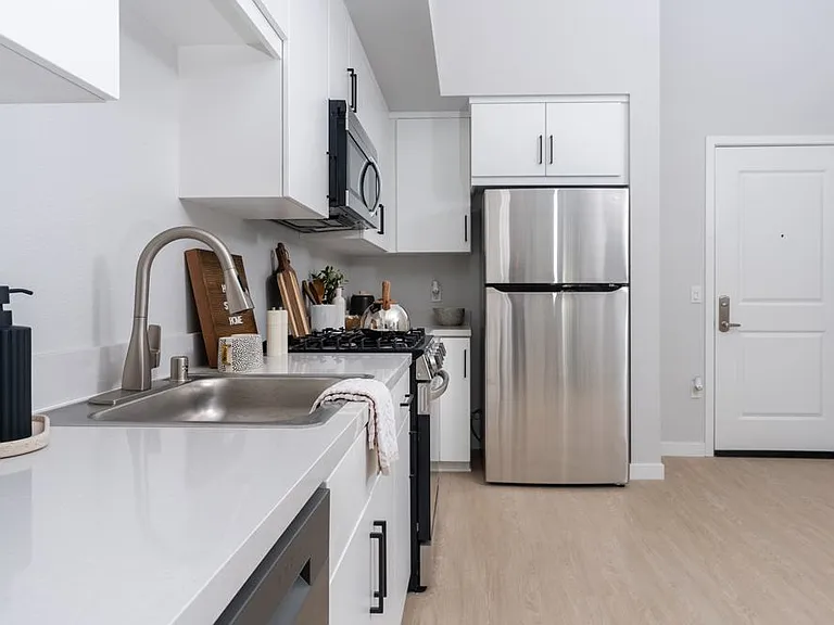 Downtown Ontario Luxury Apartments — Photo 16