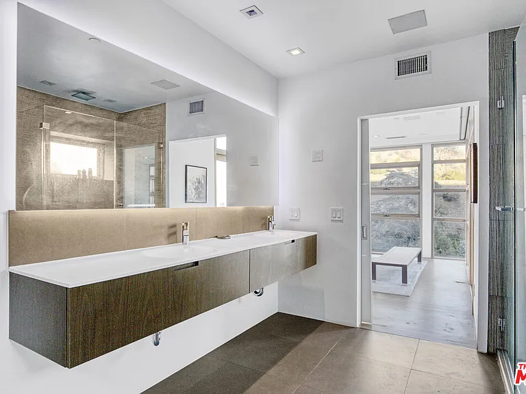 1929 N Curson Pl — Photo 36