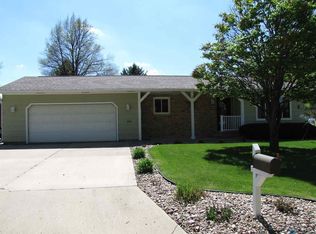 802 Blue Water Cir, Luverne, MN 56156