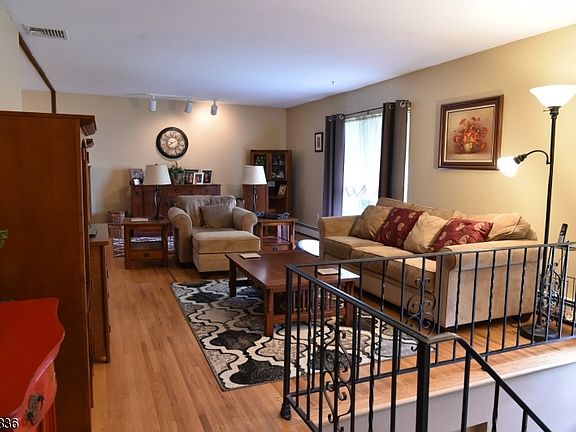 4th image of 39 Camelot Dr
