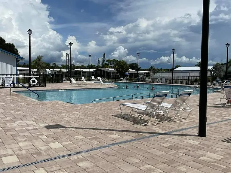 1715 E Manatee Loop — Photo 30